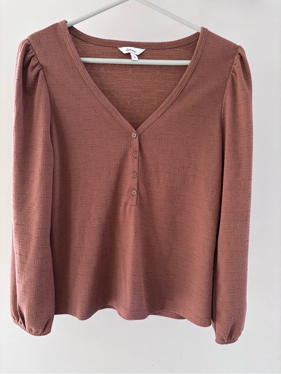 Reitmans Tops - Reitmans Women's V-Neck Long Sleeve Top in light brown